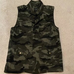 WOMENS Camoflauge Vest Love Tree Brand Size medium NWT